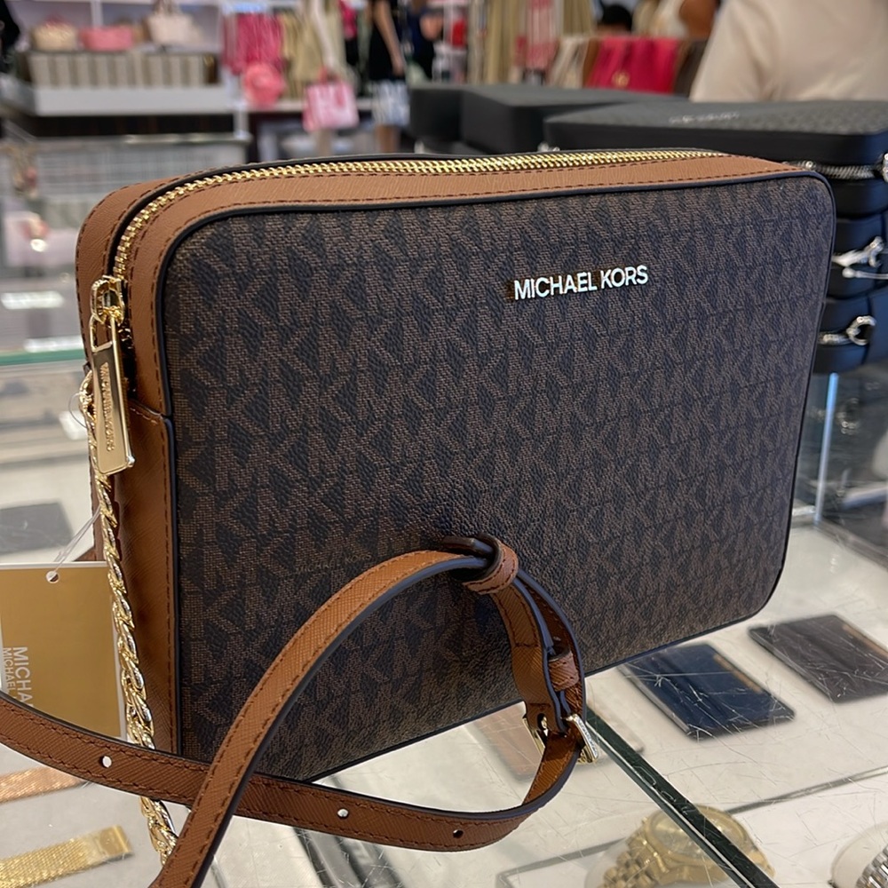 MICHAEL KORS
Jet Set Large East West Zip Printed Logo Crossbody Bag
Brown 
NWT